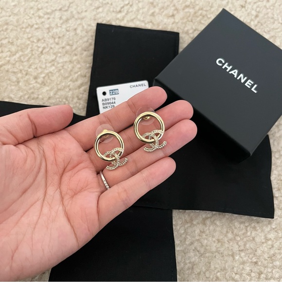 New Chanel CC Logo Drop Earrings 2022 - Picture 5 of 9